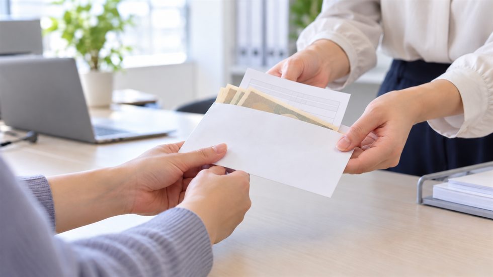 チャットレディの即日現金日払いで封筒に入った報酬と明細を受け取る様子